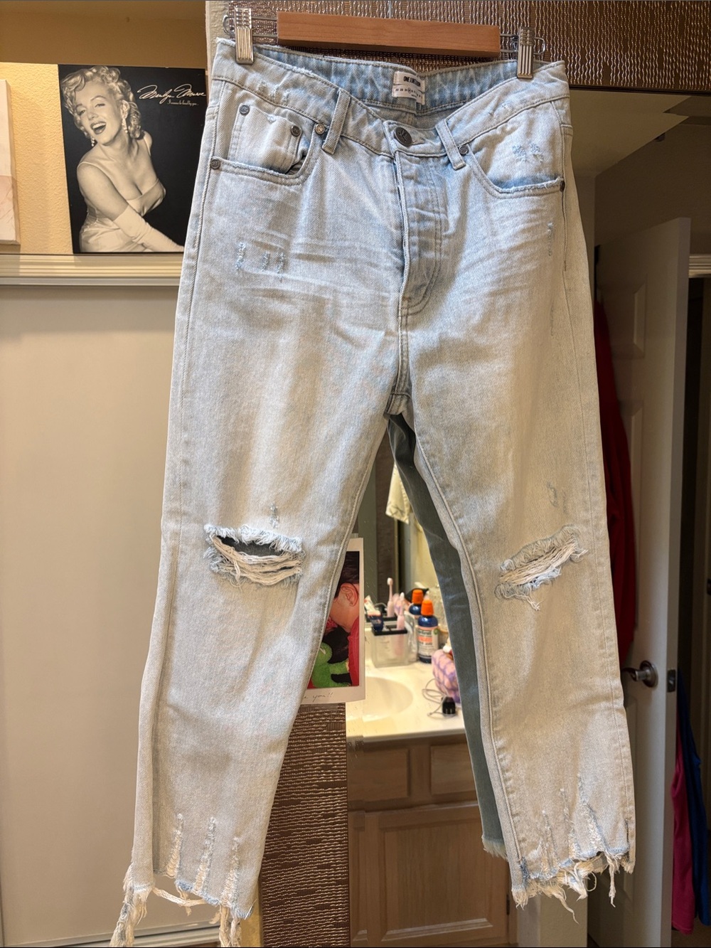 One 1️⃣ Teaspoon Light Wash Distressed Jeans 👖